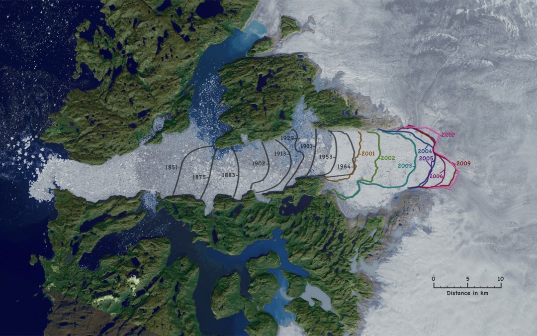 Der Jakobshavn Isbræ im Jahre 2010 – auf dieser Aufnahme von rechts nach links fließend – zeigt einen deutlichen Rückgang der Eisfront, besonders in den letzten beiden Jahrzehnten